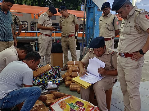 एनजेपी स्टेशन पर 50 लाख का गांजा बरामद