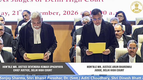 दिल्ली हाई कोर्ट के चीफ जस्टिस देवेंद्र कुमार उपाध्याय (बाएं) नई दिल्ली में जस्टिस अरुण भारद्वाज को दिल्ली हाई कोर्ट के जज के तौर पर शपथ दिला रहे हैं।