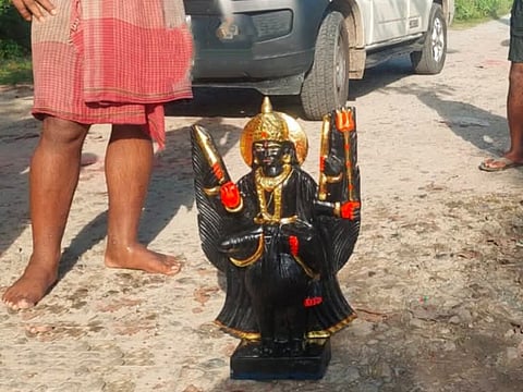 चोरी कर शनिदेव की मूर्ति कैनल में फेंकी