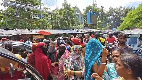 महिलाओं ने किया रोड जाम 
