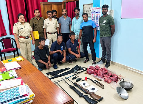 हाथीटापू में वन्यजीव अपराध के मामले में जब्त सामग्री के साथ वन विभाग की कार्रवाई।