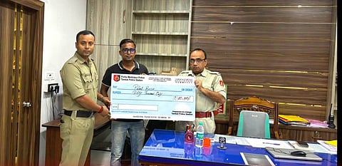 साइबर धोखाधड़ी के शिकार एक व्यक्ति को उसके रुपए लौटते पुलिस अधिकारी