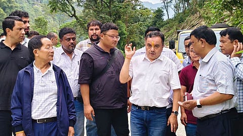 सड़कों की स्थिति का जायजा लेने पहुंचे मंत्री एन.बी. दाहाल