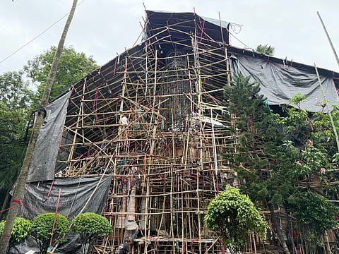 एलेन पार्क में चल रहा दुर्गा पूजा पंडाल बनाने का कार्य