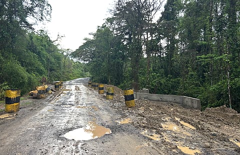 फोटो में उत्तर एवं मध्य अंडमान में कदमतला से डिगलीपुर तक राष्ट्रीय राजमार्ग की अत्यंत खराब स्थिति।