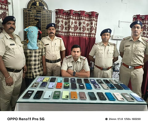 गिरफ्तार अभियुक्त को दिखाते हुए पुलिस अधिकारी 