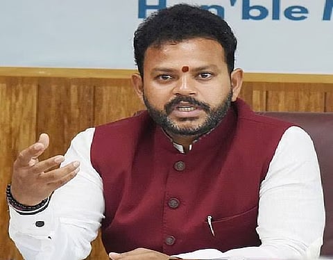 मंत्री ने कहा कि सरकार त्योहारों और महत्वपूर्ण आयोजनों के दौरान हवाई किराये की स्थिति पर नजर रखती है।