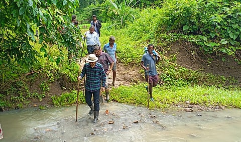 उत्तर एवं मध्य अंडमान के उपायुक्त सुषांत पाढ़ा पहलगांव ग्राम पंचायत के अंतर्गत आने वाले दूरस्थ बुधनाल्लाह गांव का पहली बार दौरा  करते हुए।
