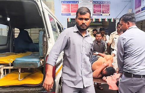 घयल व्यक्ति को ले जाते हुए लोग