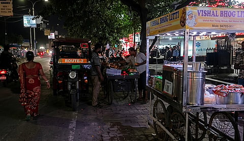 एसएफ रोड पर अतिक्रमण, राहगीर परेशान