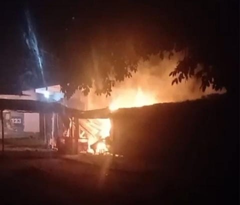 तीन दुकानों में तोड़फोड़ के बाद आगजनी, इलाके में दहशत