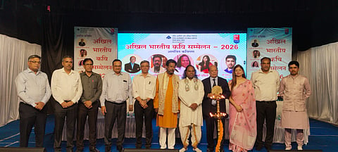 मंच पर उपस्थित डीआईसी सुरजीत मिश्रा, ईडी अधिकारी एवं कविगण 