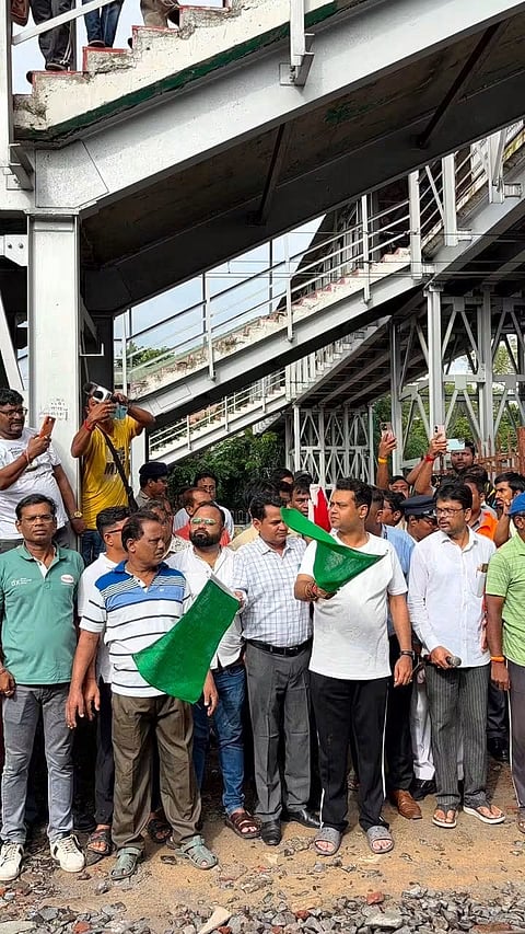 लंबे इंतजार के बाद बैरकपुर स्टेशन पर रुकी मां तारा एक्सप्रेस