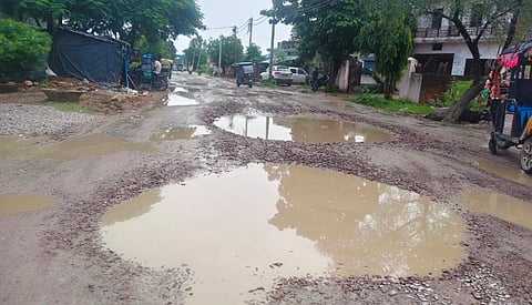 गड्ढों से कराहती सड़कों को मिलेगी मरम्मत की मरहम