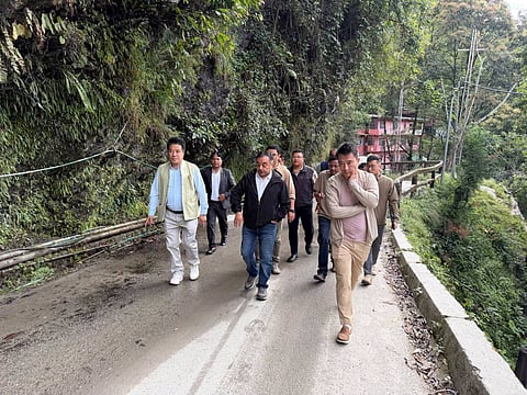 सड़क एवं पुल मंत्री एन.बी. दाहाल ने पश्चिम सिक्किम में जारी सड़क व बुनियादी ढांचा कार्यों का निरीक्षण किया