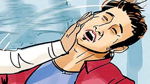 किराया मांगने पर महिला यात्री ने कंडक्टर को जड़ा थप्पड़