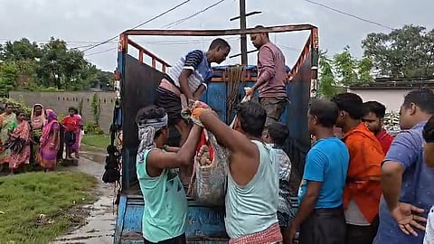 शव को पोस्टमार्टम के लिए ले जाती पुलिस