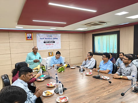 कार्यशाला में उपस्थित अधिकारी

