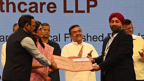 कोलकाता के मिलन मेला प्रांगण में आयोजित भूमि वितरण संबंधित दस्तावेज देने के कार्यक्रम में मुख्यमंत्री शुभेंदु अधिकारी