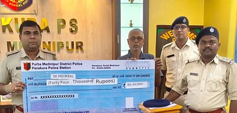 साइबर ठगी के एक पीड़ित को उसके बरामद रुपए लौटाते पाँसकुड़ा थाने के पुलिस अधिकारी 
