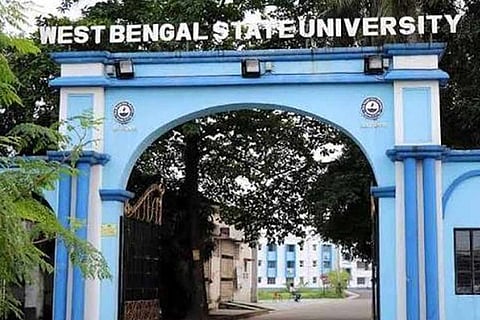 एक महीने से बंद है बारासात विश्वविद्यालय का हॉस्टल, सामान लेकर निकले छात्र