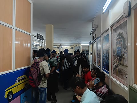 दुर्गापूजा के लिए होर्डिंग एवं अस्थायी ढांचों की विशेष अनुमति प्रक्रिया में उमड़ी भीड़