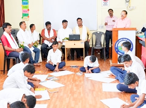 कार्यक्रम में उपस्थित प्रचार्य रोहनराम रजक मंडल अध्यक्ष संजय सिंह व अन्य

