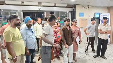 हंगामा करते परिजन 