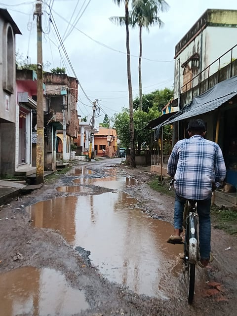 बारिश के मौसम में बदहाल सड़क 