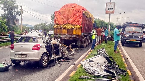 ट्रक में घुसी कार
