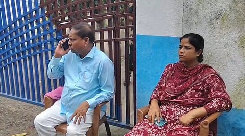 धरने पर बैठे AJUP चेयरमैन व विधायक हुमायूं कबीर