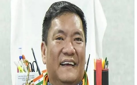 
कलाकारों और मेहमानों का सम्मान करें युवा : पेमा खांडू
