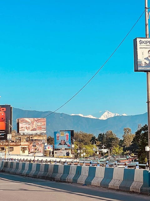 पहाड़ नहीं दिखे तो हॉर्डिंग देखिए