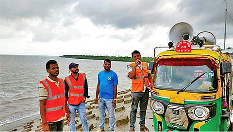 सुंदरवन के  तटवर्तीय इलाके के लोगों को माकिंग कर लोगों को  सतर्क करते हुए सिविल डिफेंस कर्मी