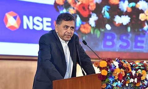 सेल्फ-लिस्टिंग के नियम में बदलाव का मुद्दा बाजार ढांचे और नियामकीय निगरानी के लिहाज से महत्वपूर्ण माना जा रहा है।