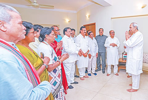 बीजू जनता दल के अध्यक्ष और ओडिशा विधानसभा में विपक्ष के नेता नवीन पटनायक शुक्रवार को बीजद नेताओं के साथ