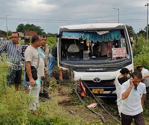 घोषपुकुर में तीर्थयात्रियों की बस पलटी