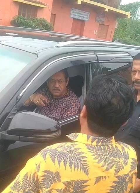 नरेंद्रनाथ चक्रवर्ती से सवाल पूछते भाजपा कर्मी