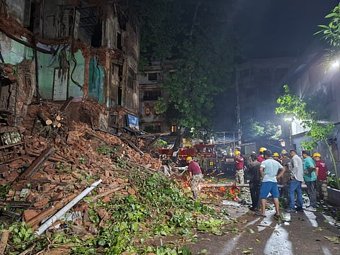 पोस्ता में मकान के मलबे को हटाते हुए डीएमजी कर्मी