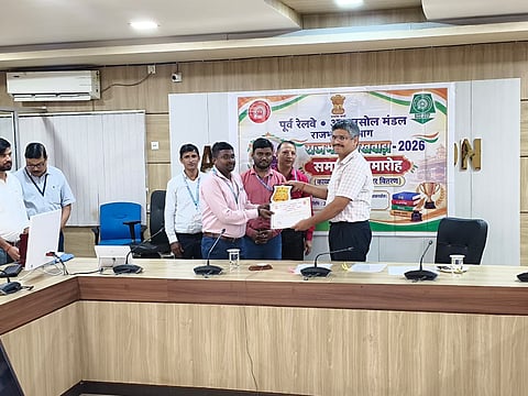 विजेता को सम्मानित करते डीआरएम संग्रह मौर्य 