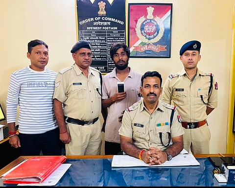 जानकारी देते आरपीएफ पोस्ट आसनसोल ( वेस्ट) के प्रभारी बिमान गोराई 