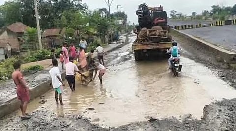 आखिर सड़क पर लोग क्यों पकड़ रहे हैं मछली