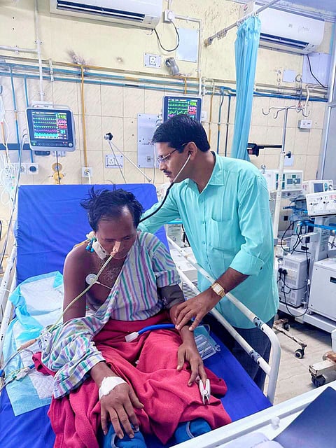 मरीज का इलाज करते डा. पवन मंडल 