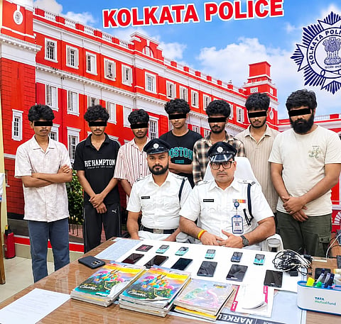 फर्जी कॉल सेंटर से गिरफ्तार अभियुक्तों के साथ ओसी नारकेलडांगा शुभंकर सरकार