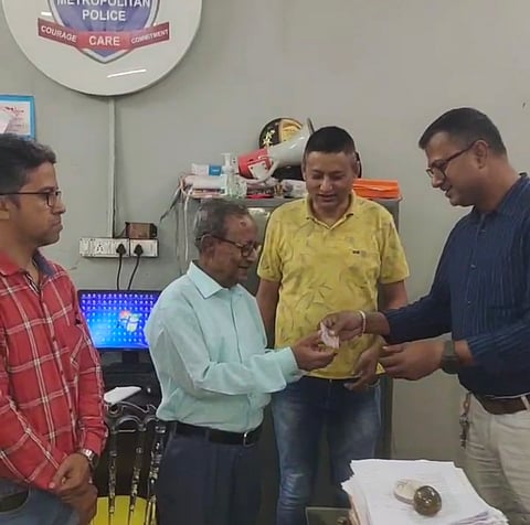 भरोसे का फायदा उठाकर चेन चोरी, दो गिरफ्तार।