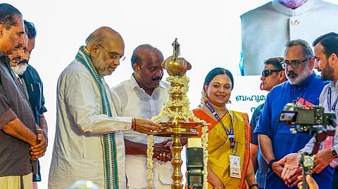 गृहमंत्री अमित शाह कोल्लम में सहकारी क्षेत्र की परियोजनाओं के उद्धाटन कार्यक्रम में दीप जलाते हुए
