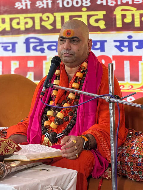 कथावाचन करते श्री प्रकाशानंद जी महाराज