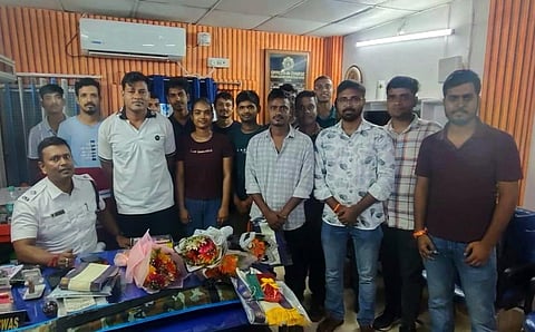 केएलसी थाना के ओसी दीपंकर विश्वास के साथ कांस्टेबल महंत हाल्दार