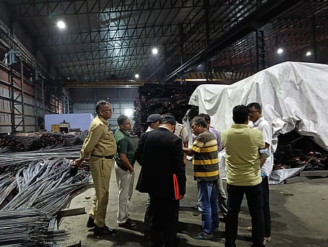 जांच करते अधिकारी 