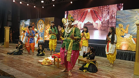 कार्यक्रम पेश करते स्कूल के विद्यार्थी 